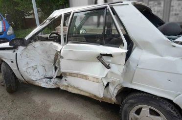 Otomobil park halindeki tıra çarptı: 2 kişi yaralandı, tır şoförü kalp krizi geçirdi 