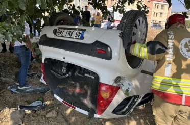 Otomobil tarlaya uçtu, sürücü ve torunu hafif yaralandı 