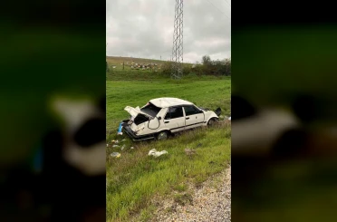 Otomobil tarlaya uçtu, sürücüsü yaralandı 
