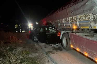 Otomobil tırla çarpıştı: 2 ölü, 2 yaralı 