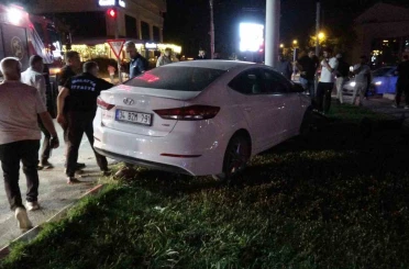 Otomobil, trambüs direğine çarptı: Yaralı sürücü ambulanstan kaçtı 