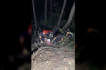 Otomobil uçuruma yuvarlandı: 3 yaralı 100 metrelik uçurumdan kurtarıldı 