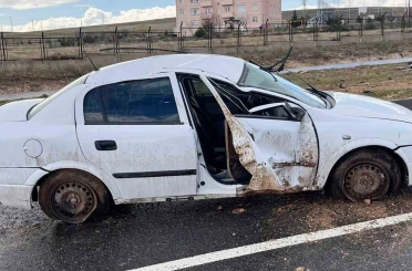 Otomobil yağmurun kayganlaştırdığı yolda takla attı: 2 yaralı 