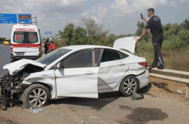 Otomobil yol kenarında bariyerlere çarptı: 2 yaralı 
