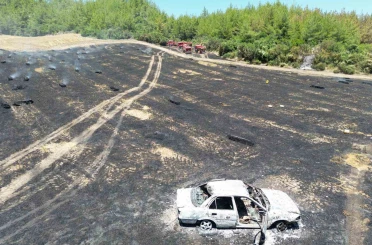 Otomobilde çıkan yangın ormana sıçradı 