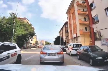 Otomobilden yola çöp atan sürücüyü araç içi kamerası yaktı 