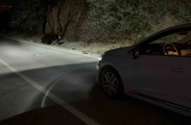 Otomobilin arkadan çarptığı motosiklet yoldan çıktı: 1 yaralı 