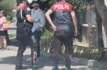 Otomobilin çarpıp kaçtığı kediyi yol kenarına alan polisler takdir topladı 