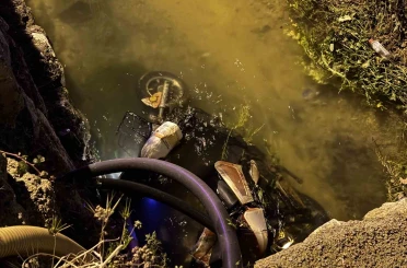 Otomobilin çarptığı elektrikli bisiklet kanala düştü: 1 ölü, 1 yaralı 