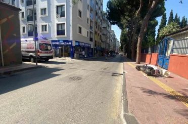 Otomobilin çarptığı motosiklet kaldırıma çıktı: 1 yaralı 