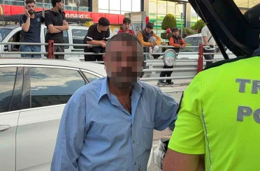 Otomobilin çarptığı refüjden kopan taşlar tramvaydan içeri girdi: 4 yolcu yaralı 