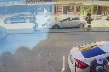 Otomobilin çarptığı yayanın 10 metre savrulduğu anlar kameraya yansıdı 