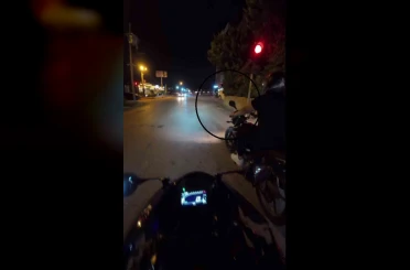 Otomobilin duvara çakıldığı anlar kask kamerasında 