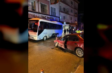 Otomobilin minibüse yandan çarptığı kazada 1 kişi yaralandı 