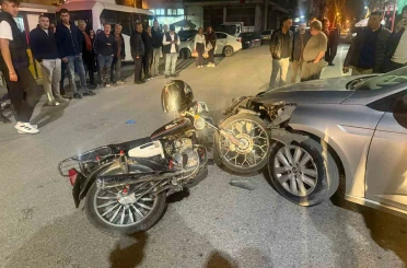 Otomobilin motosikletle çarpıştığı kaza güvenlik kamerasında