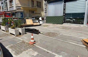 Otomobilinin pedallarını karıştıran sürücü dükkana daldı, içerdeki çalışan ezilmekten son anda kurtuldu 