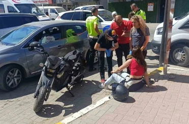 Otomobille çarpışan motosiklet sürücüsü genç kız kafasındaki kask sayesinde kazayı hafif atlattı 