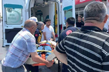 Otomobille çarpışan motosikletin sürücüsü yaralandı 