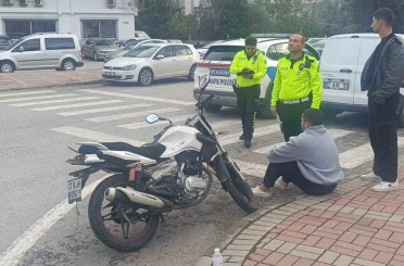 Otomobille çarpışan motosikletli tedaviyi kabul etmedi 