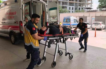 Otomobille çarpışan motosikletli yaralandı: Kaza anı kamerada 