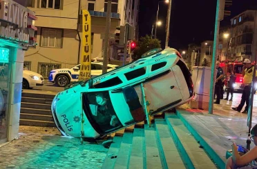 Otomobille çarpışan polis aracı yan yattı: 2’si bekçi 3 yaralı 