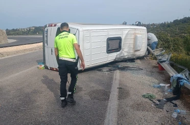 Otomobille çarpışan yolcu minibüsü yan yattı: 10 yaralı 