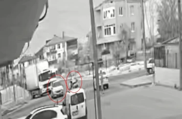Otomobille çarpışarak, motosikletten fırladı: Yürekleri ağza getiren kaza kamerada 