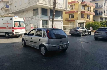 Otomobiller çarpıştı, kaza anı kameraya yansıdı 