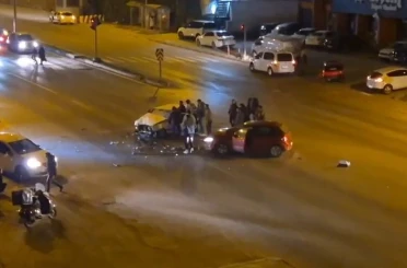 Otomobiller kafa kafaya çarpıştı; 2 yaralı 