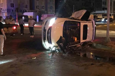 Otomobiller kavşakta çarpıştı: 2 yaralı