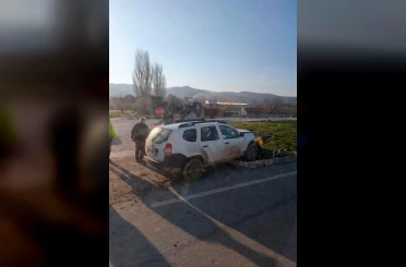 Otomobillerin kavşakta çarpışmasıyla 5 kişi yaralandı
