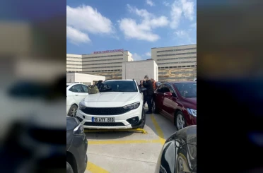 Otoparkta panik dolu anlar... Araçta kilitli kalan çocuk cam kırılarak kurtarıldı 