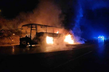 Otoyolda 39 yolcusu bulunan otobüs alev alev yandı 