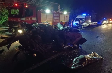 Otoyolda feci kaza, araçtan geriye hurda yığını kaldı: 1 ölü, 1 yaralı 