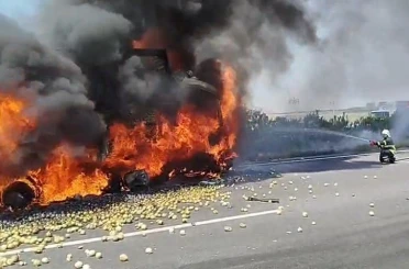 Otoyolda feci kaza: Tır alev aldı, 1 kişi hayatını kaybetti 