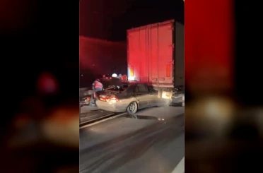 Otoyolda kontrolden çıkan otomobil, tıra arkadan çarptı: 1 yaralı 