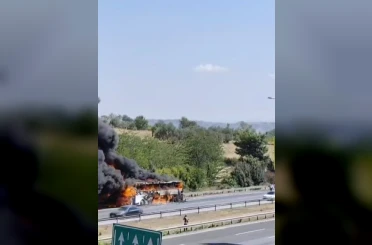 Otoyolda yolcu otobüsü alev alev yandı 