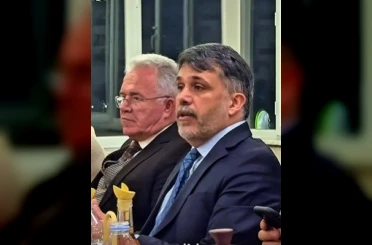 Övgü dolu konuşma sosyal medyada farklı yorumlara neden oldu 