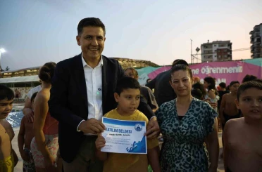 Özel bireyler havuzda engellerini aştı, 500 çocuk yüzme öğrendi 