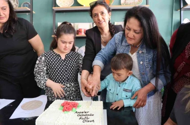 Özel çocuklar, anneleriyle birlikte çamuru sanata dönüştü 