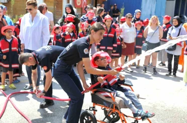 Özel çocuklar itfaiyeci oldu 