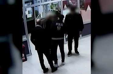 Özel düzenekle ehliyet sınavıra girmeye hazırlanan 2 kişi yakalandı 