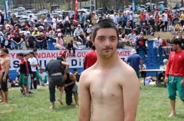 Özel Gereksinimli Ufuk Erdem, Akdağ Karakucak Güreşleri’nin gönüllerin şampiyonu oldu 