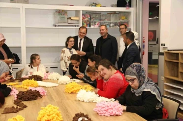 Özel kız öğrencilerinin el emeği atkıları, sevgi evlerindeki çocukları ısıttı 
