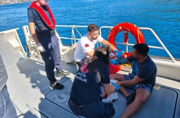 Özel teknede yaralanan vatandaşa Sahil Güvenlik tıbbi tahliye 