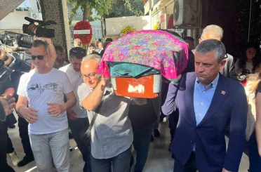 Özgür Özel, İzmir’de Gönülşen ailesinin cenazesine katıldı 