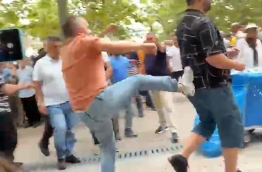 Özgür Özel’in cuma namazı çıkışında tekmeli arbede 