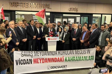 Özgürlük Filosu’nda gözaltına alınan milletvekilleri İstanbul’a geldi 