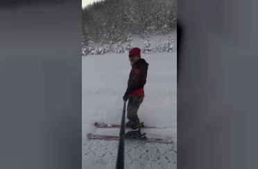 Palandöken’e gidemeyen kayak tutkunları köy yolunu piste çevirdi 
