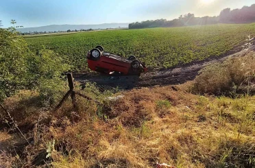 Pancar tarlasına uçan araçtaki 2 kişi yaralandı 